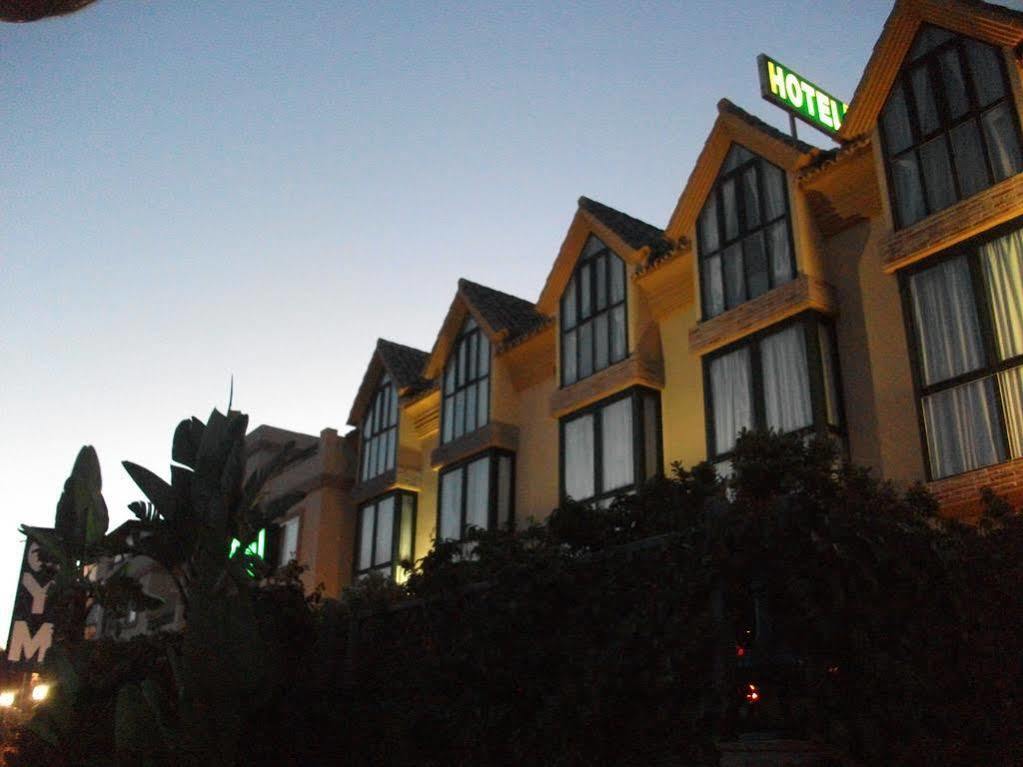 Hotel Dona Matilde Естепона Екстериор снимка